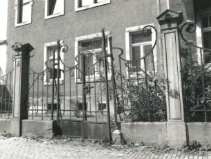 Dresden_Trachau, Wilder-Mann-Straße 17/Cottbuser Straße 18. Doppelwohnhaus. Tor der Einfriedung (Wilder-Mann-Straße)