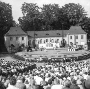 Revue mit Moderator Ulli Busch im Rahmen der Veranstaltungsreihe "Dresdner Sommer". Großer Garten, Freilichtbühne "Junge Garde", 14. Juni 1970