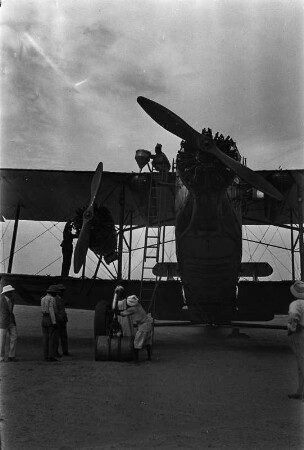 Verkehrsflugzeug : Ein englisches Ferkehrsflugzeug bei der Betankung.