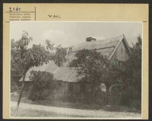 Haus mit strohbedecktem Dach in der Heidelanschaft. : Domske ze słomjanej třěchu w holi.