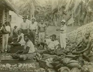 Samoa, Kopra bereitende Frauen und Männer