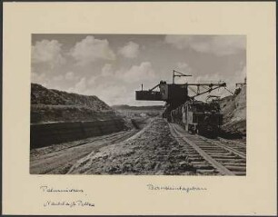 Bernsteintagebau Palmnicken (1913-1970) : Bernsteintagebau Palmnicken in Ostpreußen, Samland (Jantarny, Russland). Gewinnungsort mit Schwenkbagger und Grubenbahnzug