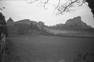 Burghausen: Blick auf die Burganlage von der Straße