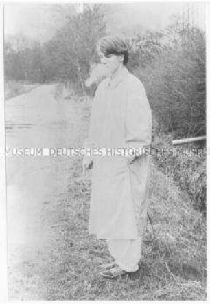 Rauchender junger Mann (Altersgruppe 18-21)