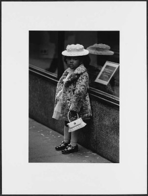 Kleines Mädchen mit Hut und Handtasche, New York