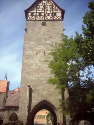 Stadtbefestigung - Stadttor (Jörgentor)-Ansicht Feldseite in Übersicht mit steinerner Fallgatterführung-04082012n---