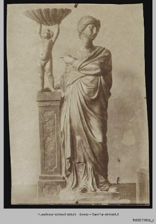 Frauenfigur mit Pfeiler und Putto