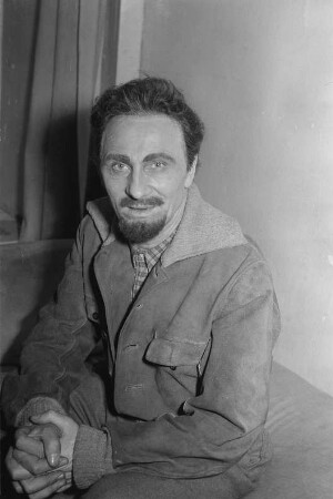 Szenenbilder aus dem Stück "Julius Fucik" von Juri Burjakowski am Deutschen Theater Berlin : Rollenporträt von Ernst Busch als Julius Fucik