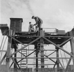 Deutsche Reichsbahn. Gleisbaustelle im Abschnitt Glauchau - Zwickau der Eisenbahnstrecke Dresden - Werdau. Maschine zur lehrschienenlosen Gleisjochverlegung mit Bedienungsstand ohne Geländer