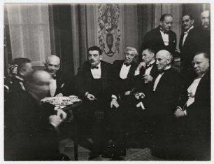 Abendempfang bei Éduard Herriot während der Genfer Abrüstungskonferenz im Hotel des Bergues. von links: Norman Davis, Édouard Herriot, Joseph Paul-Boncour, Rudolf Nadolny, Sir John Simon; stehend, links: französischer Minister Leygner