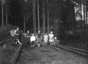 Sachsen? Kinder mit Kiepen auf einem Waldweg