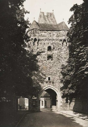 Ahrweiler. Ansicht des im 13. bis 15 Jh. im gotischen Stil errichteten Obertores, einem dreigeschossigen Torturm