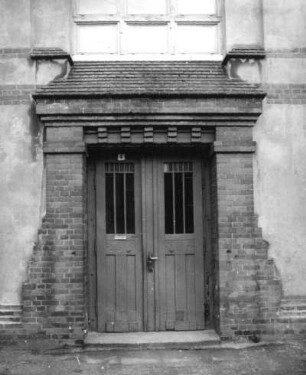 Affalter (Lößnitz-Affalter), Obere Hauptstraße 33. Fabrikgebäude (ehem. VEB Meßgerätewerk Zwönitz, vorm. Schuhfabrik Trommler, um 1900). Portal