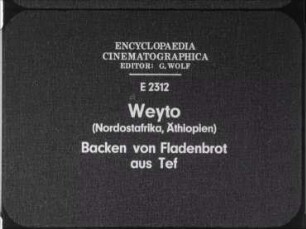 Weyto (Nordostafrika, Äthiopien) - Backen von Fladenbrot aus Tef