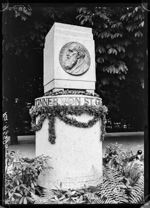 Österreich, Sankt Gilgen. Theodor Billroth-Denkmal an der Seepromenade