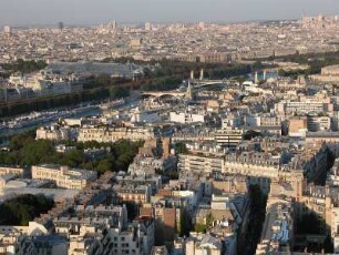 Blick vom Eiffelturm auf das Stadtzentrum Richtung Nord-Osten, vorn Seine und Grand Palais an den Champs Elysees