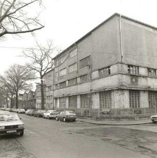 Dresden-Tolkewitz, Kipsdorfer Straße 153 / Schlömilchstraße. Straßenbahn-Hauptwerkstatt mit Verwaltungsgebäude (1924/1927). Eckansicht von Südosten mit Wagenhallen