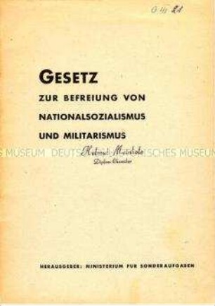 Broschüre mit dem Text des Entnazifizierungsgesetzes des Landes Bayern