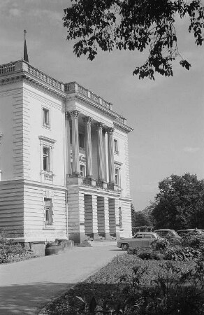 Ansicht der Hauptfassade des Weißen Hauses im Agra-Messepark