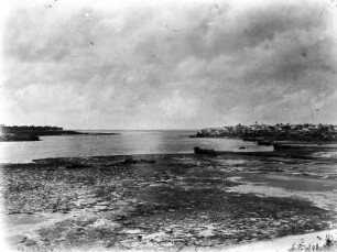 Bucht mit Stadt : Blick über eine Bucht. Am rechten Ufer eine Stadt, vermutlich Sansibar-Stadt