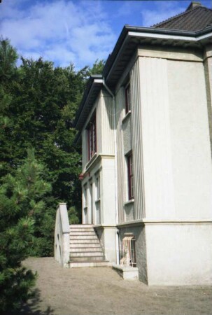 An den Stücken 53: Villa der ehemaligen Meierei: Schrägaufnahme von Eingangsfront: Mittelrisalit mit Freitreppe