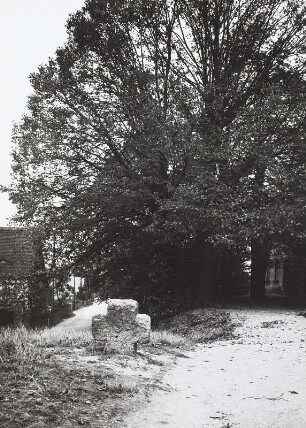 Steinkreuz : Seelingstädt, Steinkreuz (L 50) am Eingang zum Kirchhof