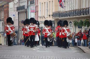 Windsor bei London - Gardeaufmarsch : Die Königliche Garde marschiert durch Windsor zum Schloss zur Wachablösung am Mittag, aufgenommen am 15. Mai 2006