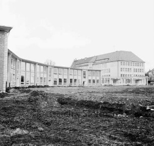 Stormarnschule: Gymnasium: Waldstraße: Erweiterungsbau: bogenförmiger Klassentrakt mit Pausenhalle: Mitte hinten Altbau: rechts hinten Erweiterungsbau von 1951