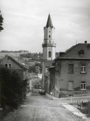 Markneukirchen. Schönecker Straße. Blick nach Südsüdwesten zum Turm der Stadtkirche Sankt Nikolai