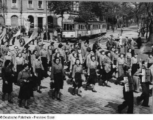 Dresden, Wasaplatz, Straßenbahnzug bei Maidemonstration