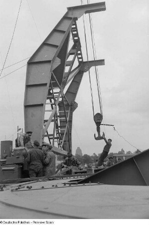 Arbeiter während des Aufbaus (Teil des ABUS-Turmwippkrans?)