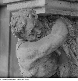 Dresden. Zwinger, Konsole mit Faun, seitlich auf einem Felsblock sitzend