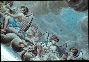 Engelgruppen auf Wolken in Erwartung des Heiligen Geistes