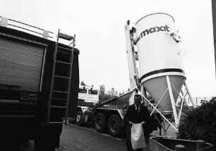Freiburg im Breisgau: Auffüllen von Sandsäcken am Silo