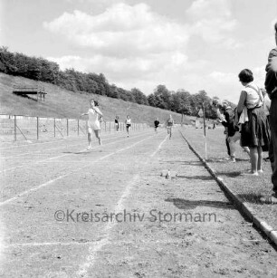 Kreissportverband Stormarn e.V.: Travestadion: Kreismeisterschaft der Leichtathletik: Wettkampf im 4-mal-100-Meter Staffellauf der weiblichen Jugend A und B