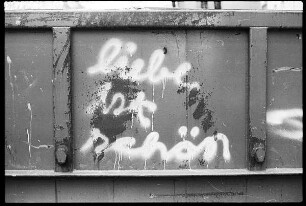 Container mit Inschrift "Liebe ist schön"