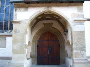 Langhaus Portalanbau zum Ort