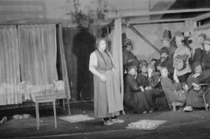 Szenenbilder aus "Der kaukasische Kreidekreis" von B. Brecht mit A. Hurwicz, H. Weigel, E. Geschonneck, Berliner Ensemble, 1954