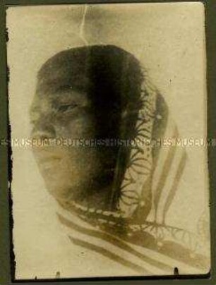 Kopfstudie der Massai-Frau Fatuma in der Halbfrontalen von links