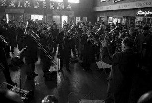 Weihnachtskonzert des Posaunenchors Rüppurr in der Halle des Hauptbahnhofs am ersten Weihnachtsfeiertag.