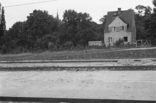 Bahnhof : Blick vom Bahnhof auf ein Bahnwärterhaus