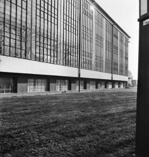 Glasvorhangfassade des Bauhauses in Dessaus