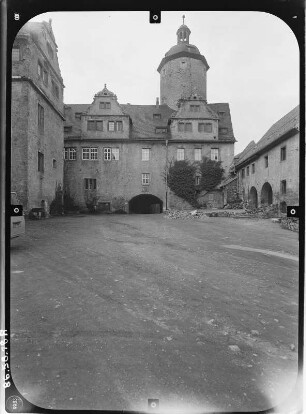 Ranis. Burg (Erwähnung 1199, 13./14. Jh.). Hauptgebäude und Bergfried über den Burghof von Osten