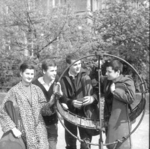 Musikstudenten vor dem Gebäude der Hochschule für Musik "Carl Maria von Weber" Dresden, Blochmannstraße 2-4