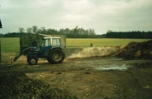 Fotografie: Ein- und Auslagerungstechnik, Flachsilo, Frontlader