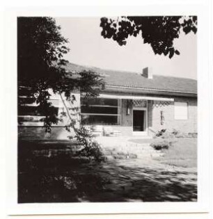 Garten Hügelmann, Berlin-Kaulsdorf: Wohnhaus Terrasse Plattenweg