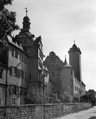 Bad Mergentheim. Ehemaliges Deutschordensschloss (1201/1782). Westtrakt mit Torbau und Bergfried