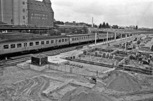 Bahnhof: Baustelle für Bahnhofsgebäude: Eingang zur Unterführung, dahinter Zentraler Omnibusbahnhof
