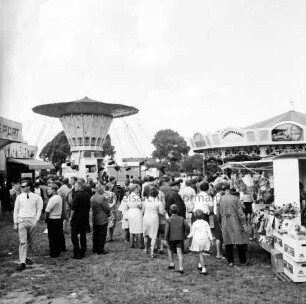 Volks- und Schützenfest: Schützenverein von Elmenhorst und Umgebung von 1962 e.V.: Festplatz mit Kettenkarussell, Buden und Besuchern