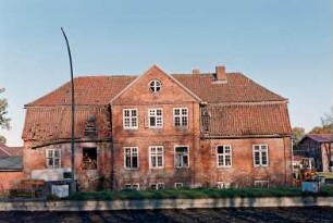 Gut Tangstedt: ehemaliges Kavalierhaus: in Verfall: Rückfront mit Mittelrisalit, Sprossenfenster, Schäden an Dach und Fenstern: 8. November 1997